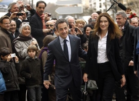 Sarkozy s manželkou během krajsk&yacute;ch voleb.